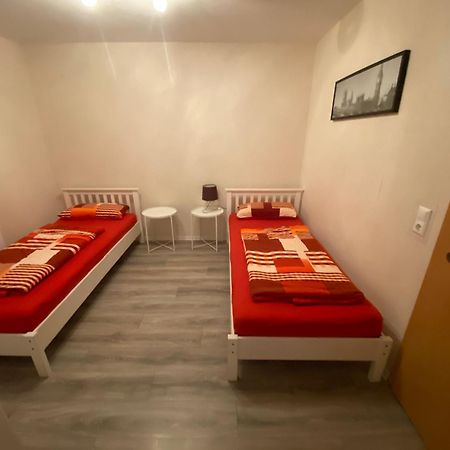 Ferienwohnung - Monteurwohnung Familie Houri Neupotz Екстериор снимка